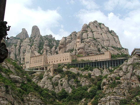 Panoramica dell'Abbazia di Monserrat in Spagna